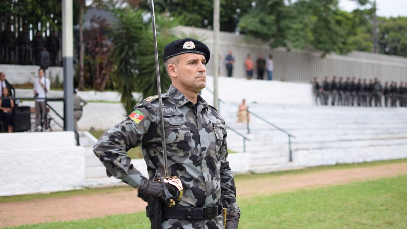 Foto mostra o coronel Goggia, novo comandante do Choque, perfilado, em pé, durante a cerimônia de passagem com Comando