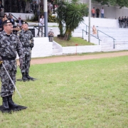 Imagem mostra os coronéis Feliú, Goggia e Feoli perfilados em campo aberto durante a cerimônia