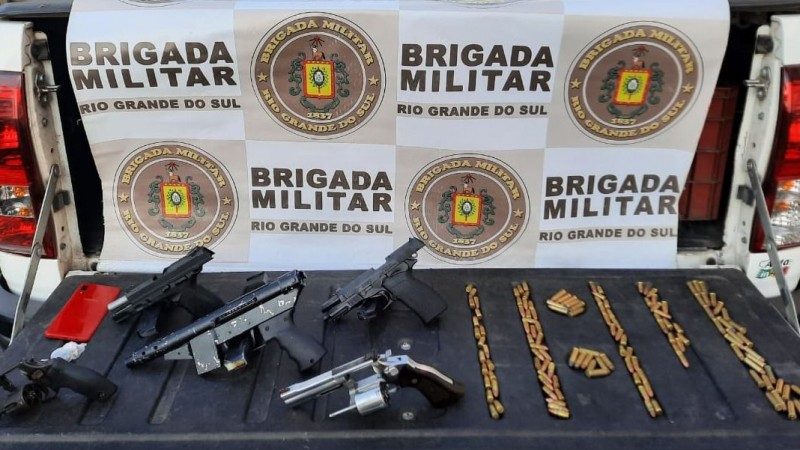 Além das armas, foram apreendidas diversas munições e uma porção de drogas.
