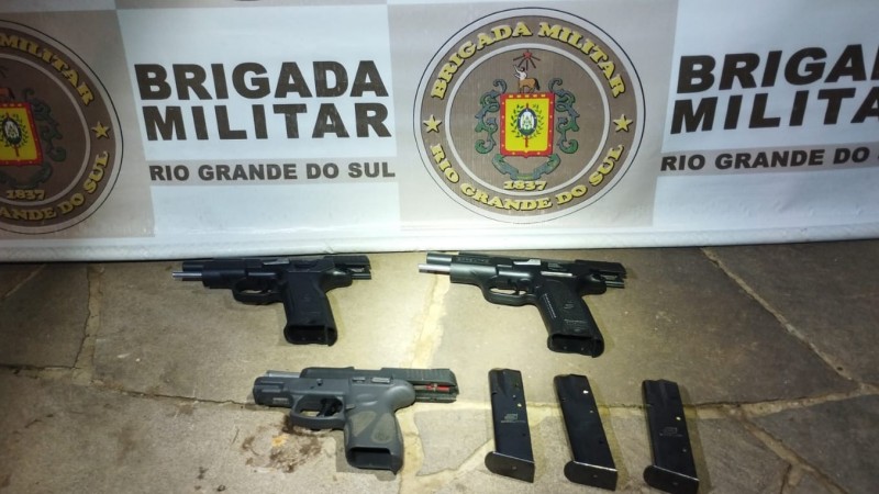Com eles foram apreendidas três pistolas calibre 9 milímetros, todas carregadas e municiadas.