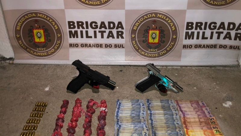 Com a dupla foram apreendidas duas pistolas calibre 380 e dois carregadores municiados com 33 munições do mesmo calibre.