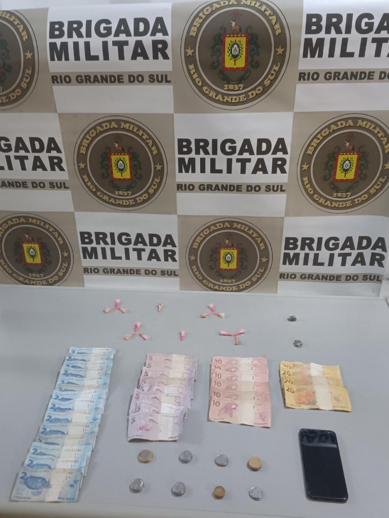 Drogas e dinheiro apreendido com adolescente
