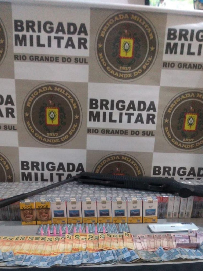 Cigarros, drogas, dinheiro, e espingarda de pressão apreendida em Taquara