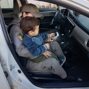 Lucca conhecendo a viatura com a soldado Rocha
