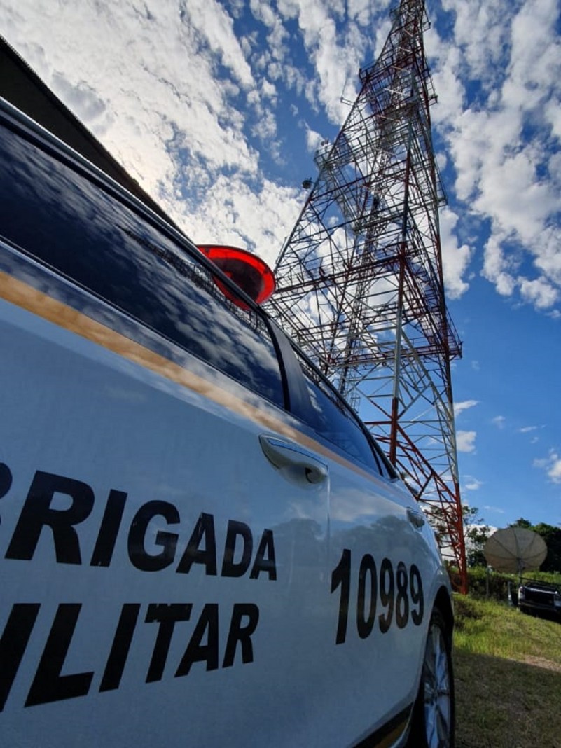 instalações da antena da bm de comunicação radio digital