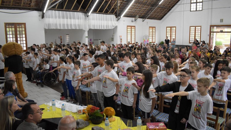 Alunos fazendo o juramento do programa