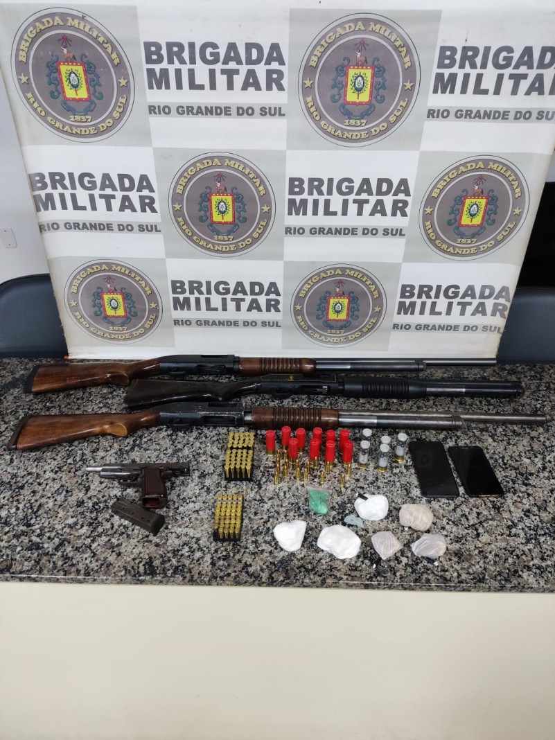 3 espingarda, 1 pistola, munições, celulares e porção de drogas