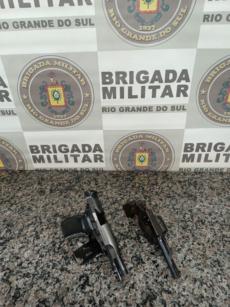 Duas armas de fogo