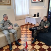 Militares conversando