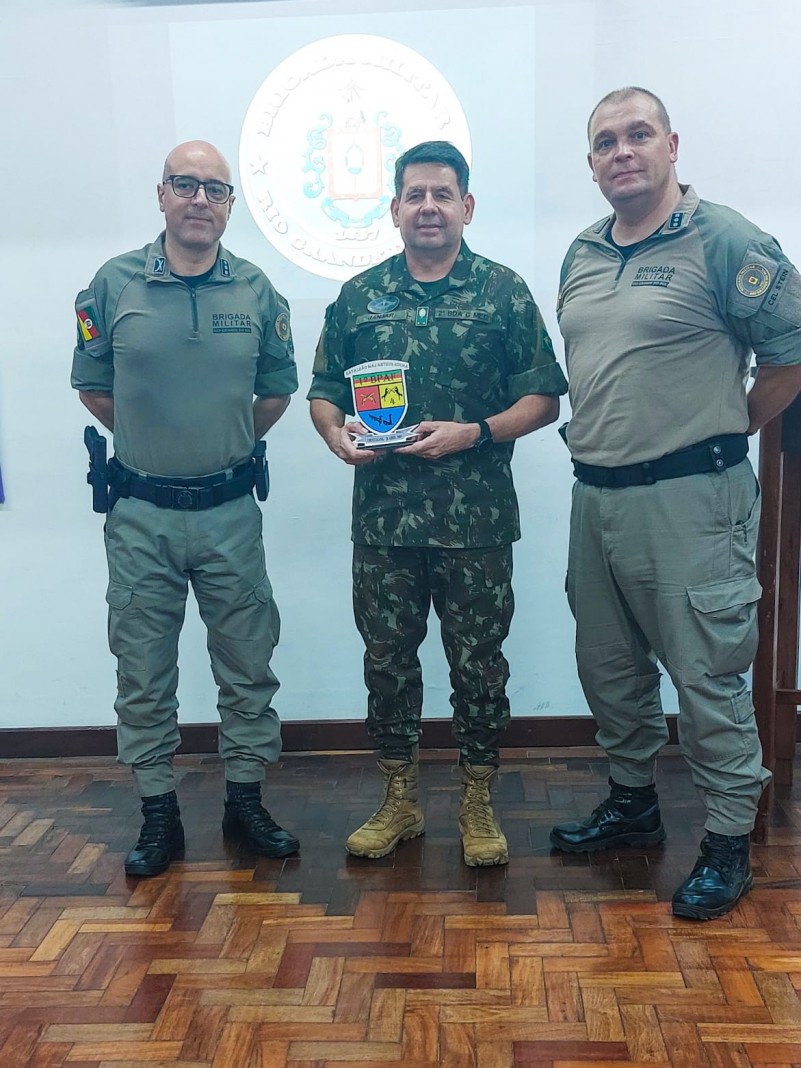 Três policiais militares