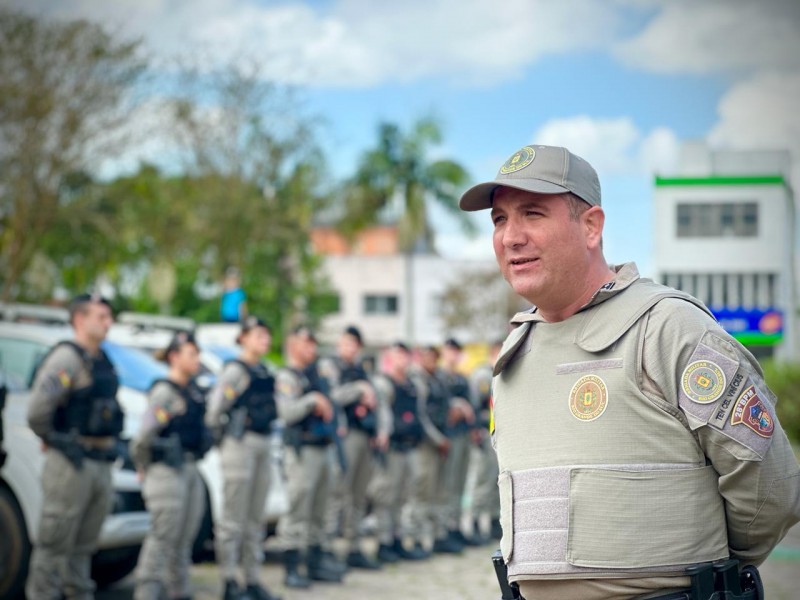 Tenente Coronel Cesar Vinícius Boeira Rodrigues fala com o efetivo da Operação.