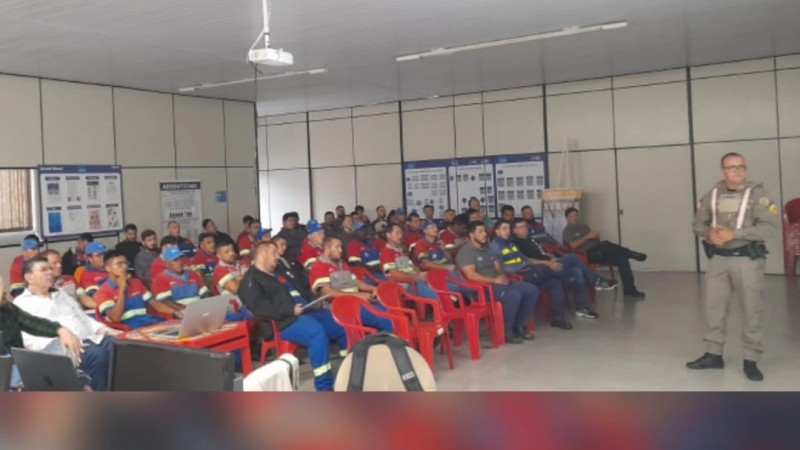 Policial Militar do 2&ordm; Batalh&atilde;o Rodovi&aacute;rio da Brigada Militar realiza palestra sobre Seguran&ccedil;a no Tr&acirc;nsito
