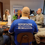 comandante do 25º BPM relatando ações da BM durante a enchente