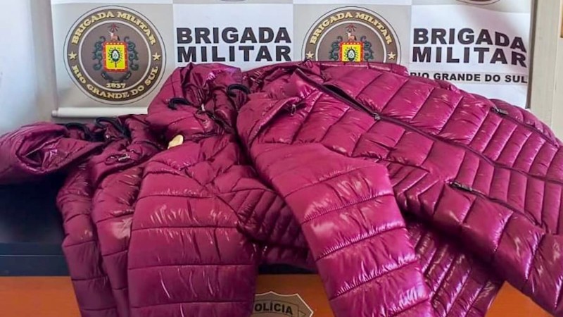 Na foto aparece material apreendido por furto em estabelecimento comercial em Passo Fundo, jaquetas femininas de cor roxa. 