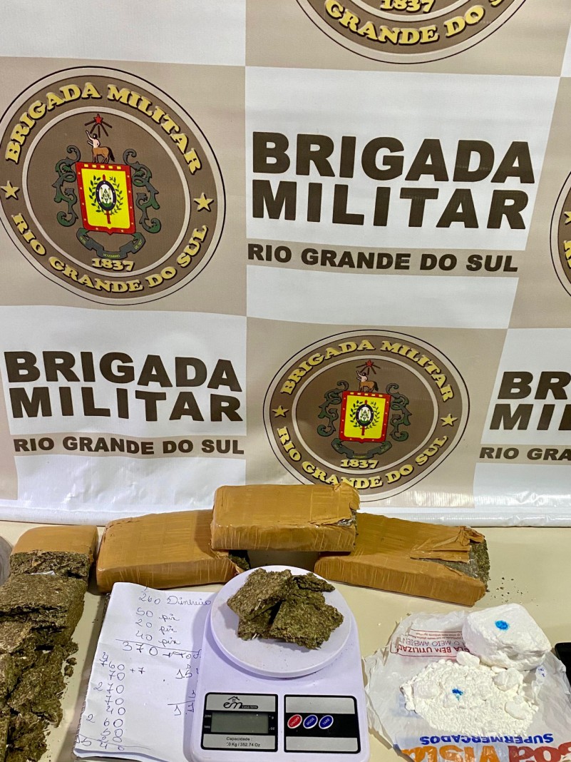 tr&ecirc;s tijolos e meio de maconha (1,96kg), uma por&ccedil;&atilde;o de coca&iacute;na (172g), uma balan&ccedil;a de precis&atilde;o, um caderno com anota&ccedil;&otilde;es do tr&aacute;fico, um aparelho celular, uma faca e uma mochila