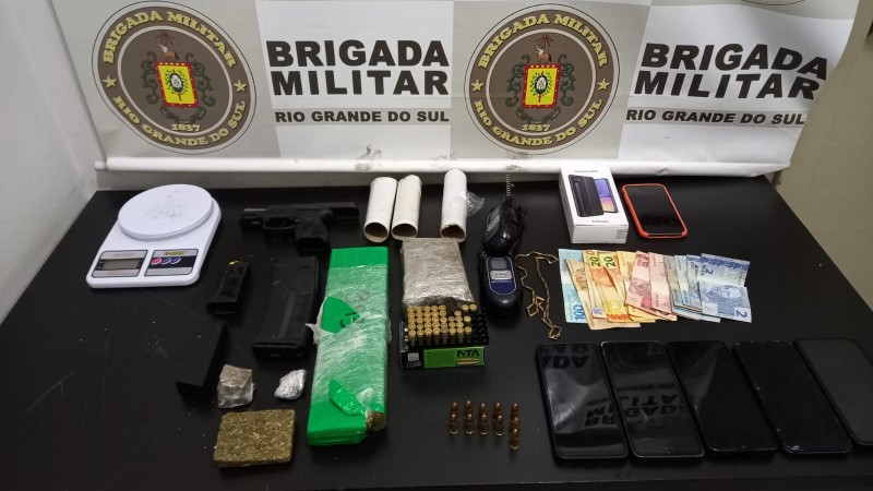 Na foto cont&eacute;m arma drogas muni&ccedil;&otilde;es balan&ccedil;a de precis&atilde;o dinheiro 
