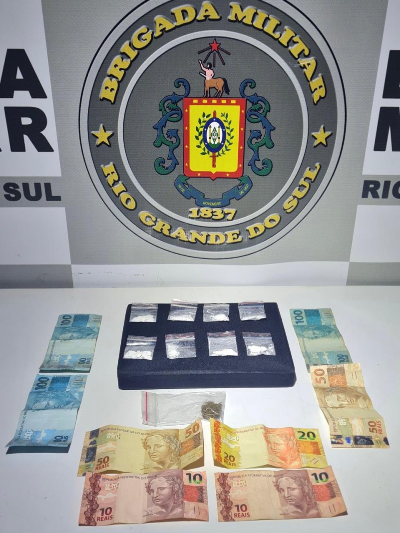 Na foto cont&eacute;m dinheiro e drogas