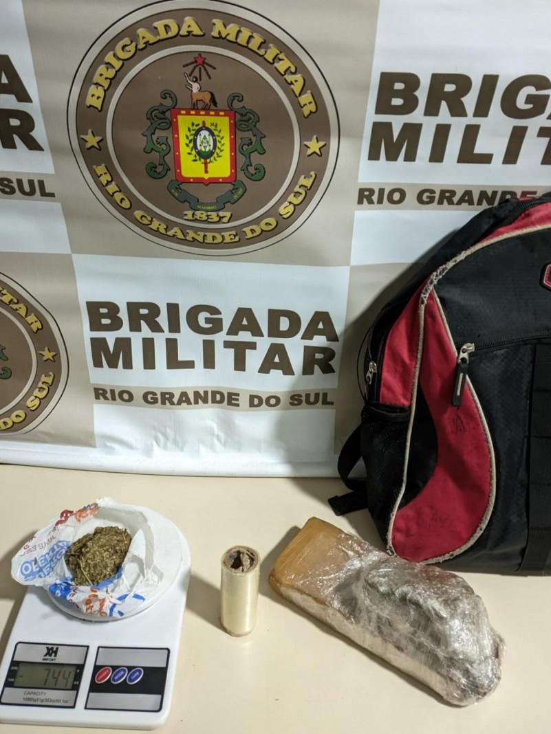 767 gramas de maconha, uma balan&ccedil;a de precis&atilde;o, material para embalar o entorpecentes, al&eacute;m da mochila onde os objetos e a droga foram encontrados 