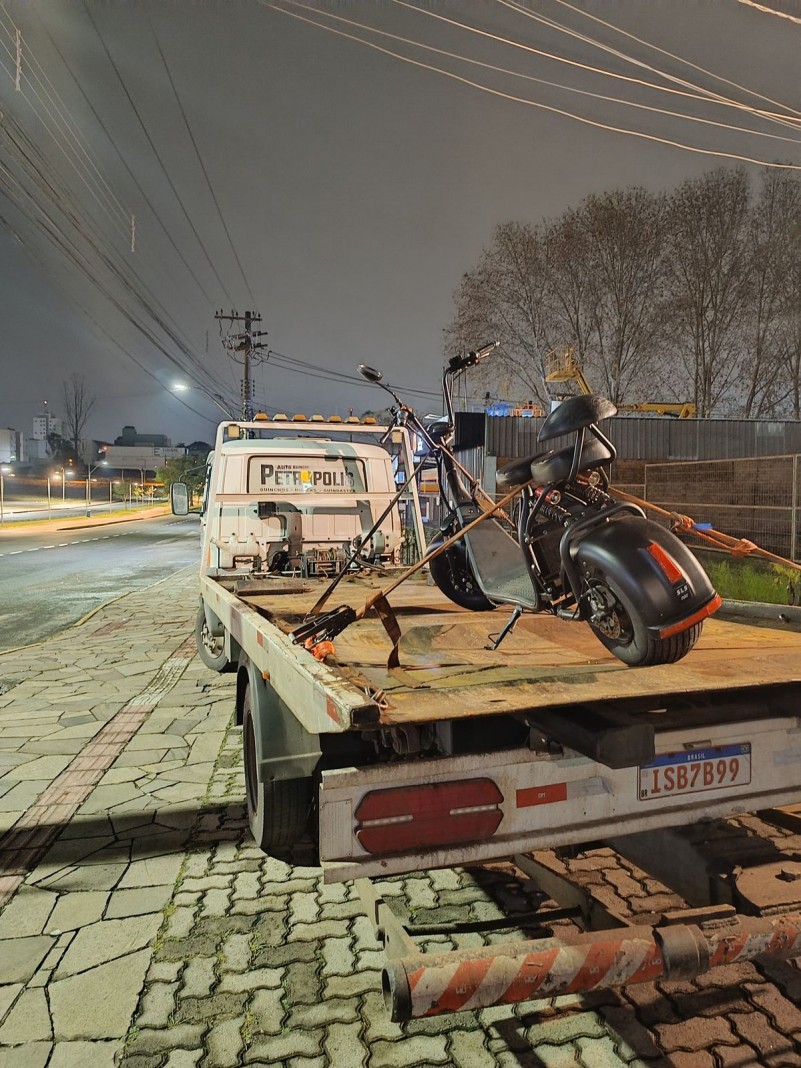 Na foto cont&eacute;m uma moto el&eacute;trica em cima do caminh&atilde;o do guincho