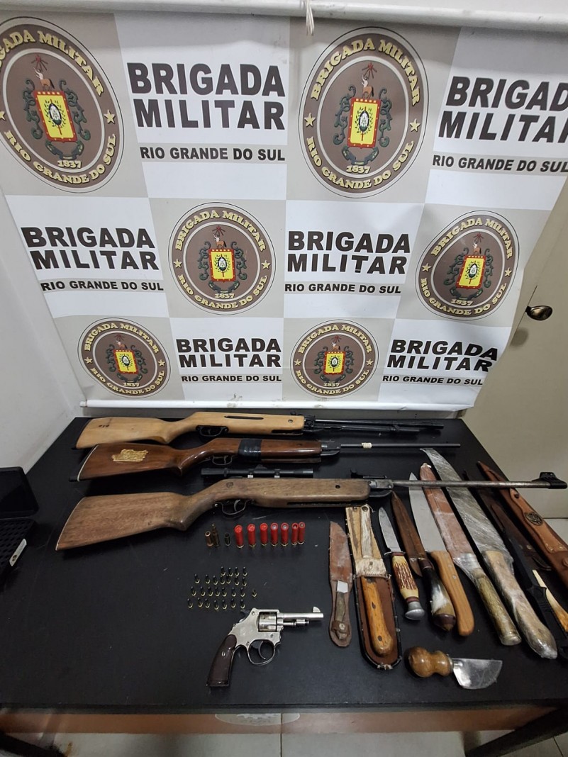 Na foto cont&eacute;m armas facas e muni&ccedil;&otilde;es