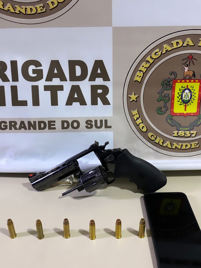 Na imagem h&aacute; um rev&oacute;lver calibre 38, seis muni&ccedil;&otilde;es intactas &eacute; um aparelho celular 