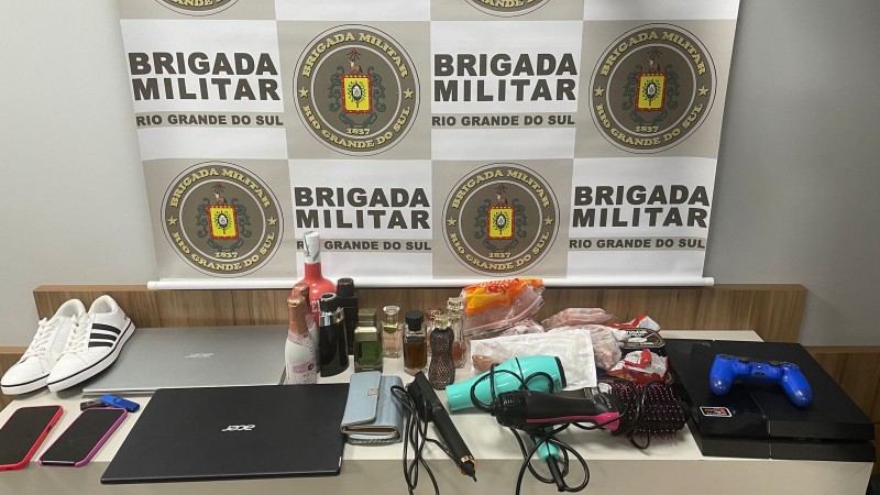 Na foto cont&eacute;m notebook, perfumes, bebidas, t&ecirc;nis, apreendidos com o acusado