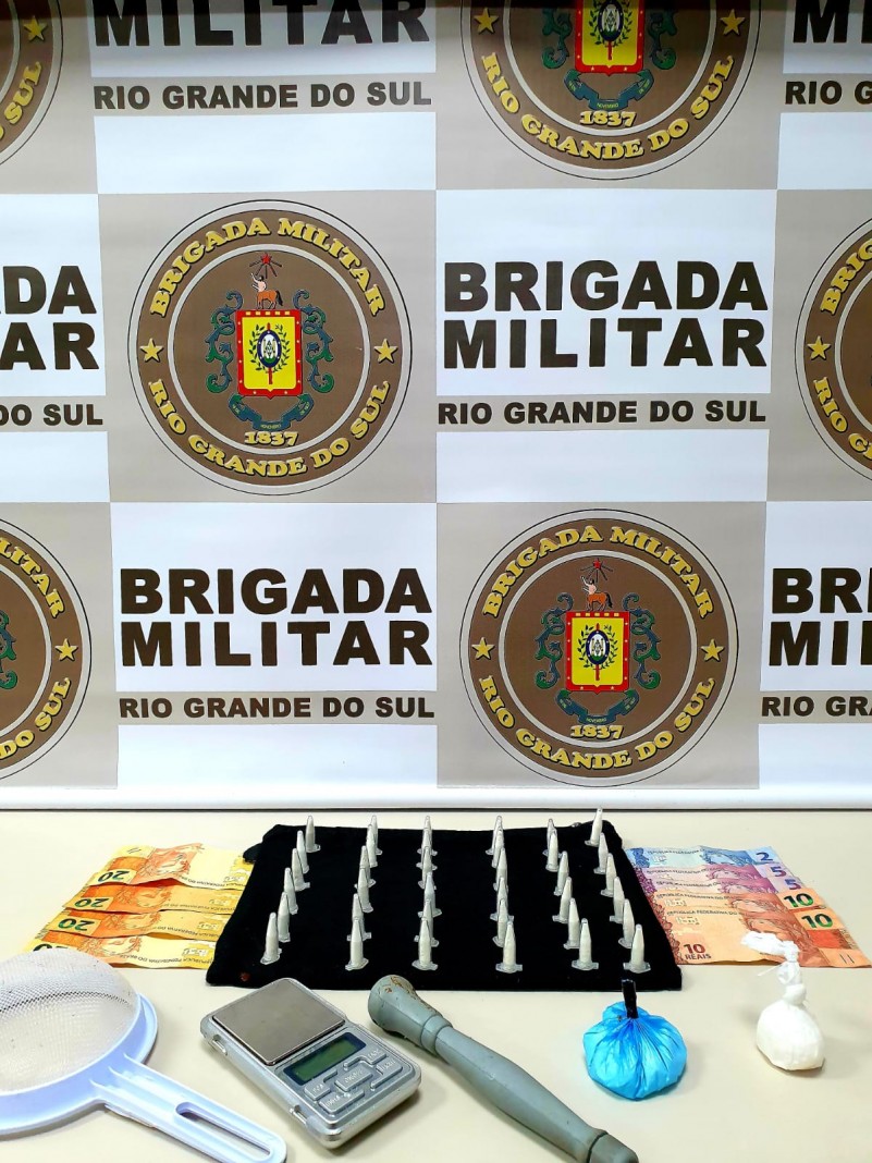 Na foto cont&eacute;m drogas e dinheiro apreendido