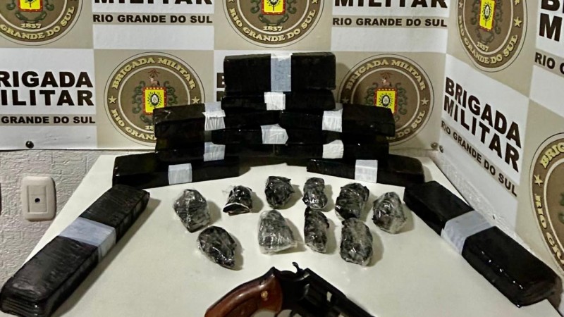 Na foto cont&eacute;m droga apreendida e um rev&oacute;lver apreendido