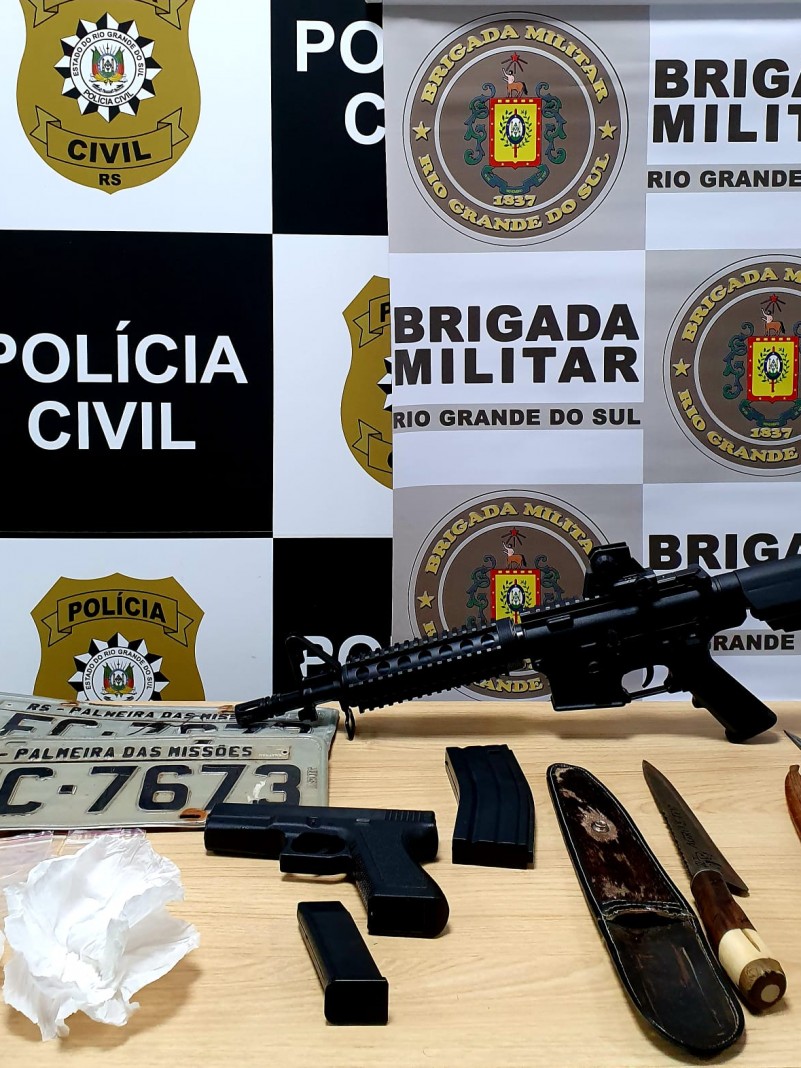 Na foto cont&eacute;m placas de ve&iacute;culos, simulacro de armas de fogo e facas