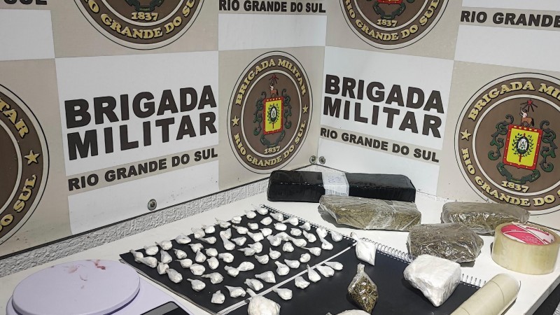 Na foto cont&eacute;m drogas, balan&ccedil;a de precis&atilde;o, papel filme