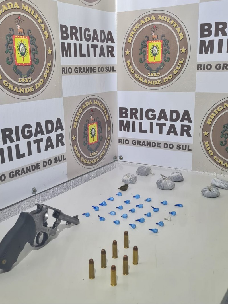 Na foto cont&eacute;m um revolver, muni&ccedil;&otilde;es e drogas