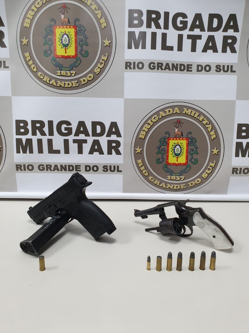 Na foto cont&eacute;m um rev&oacute;lver e um simulacro de psistola