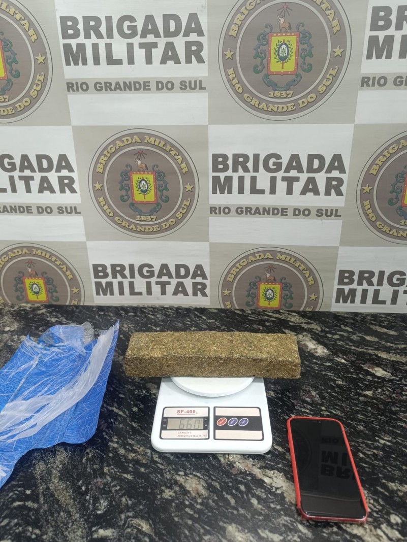 Brigada Militar realiza pris&atilde;o de dois indiv&iacute;duos por tr&aacute;fico de drogas em Soledade
Na Foto aparece maconha, uma balan&ccedil;a e um celular apreendidos.