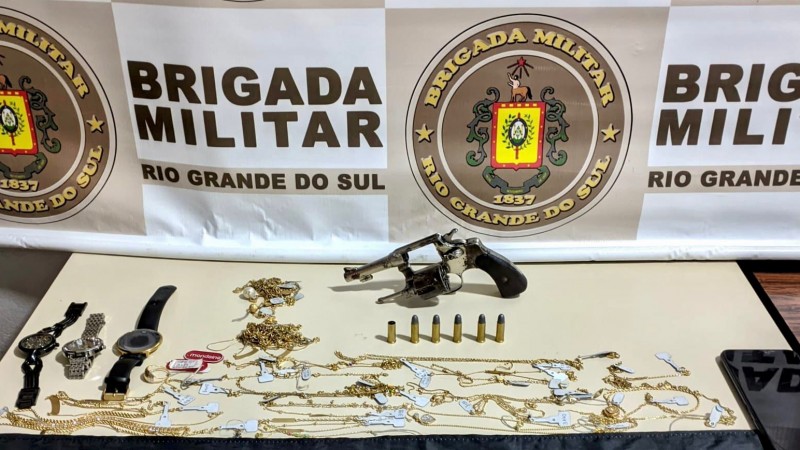 Dois homens s&atilde;o presos pela Brigada Militar em Carazinho
Materiais apreendidos, rev&oacute;lver, rel&oacute;gios e j&oacute;ias.