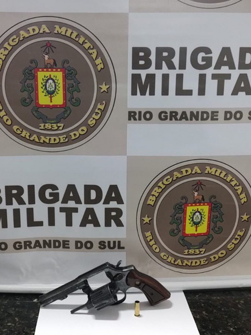 Brigada Militar realiza pris&atilde;o por porte ilegal de arma de fogo em Carazinho.
Material apreendido, um rev&oacute;lver e muni&ccedil;&atilde;o