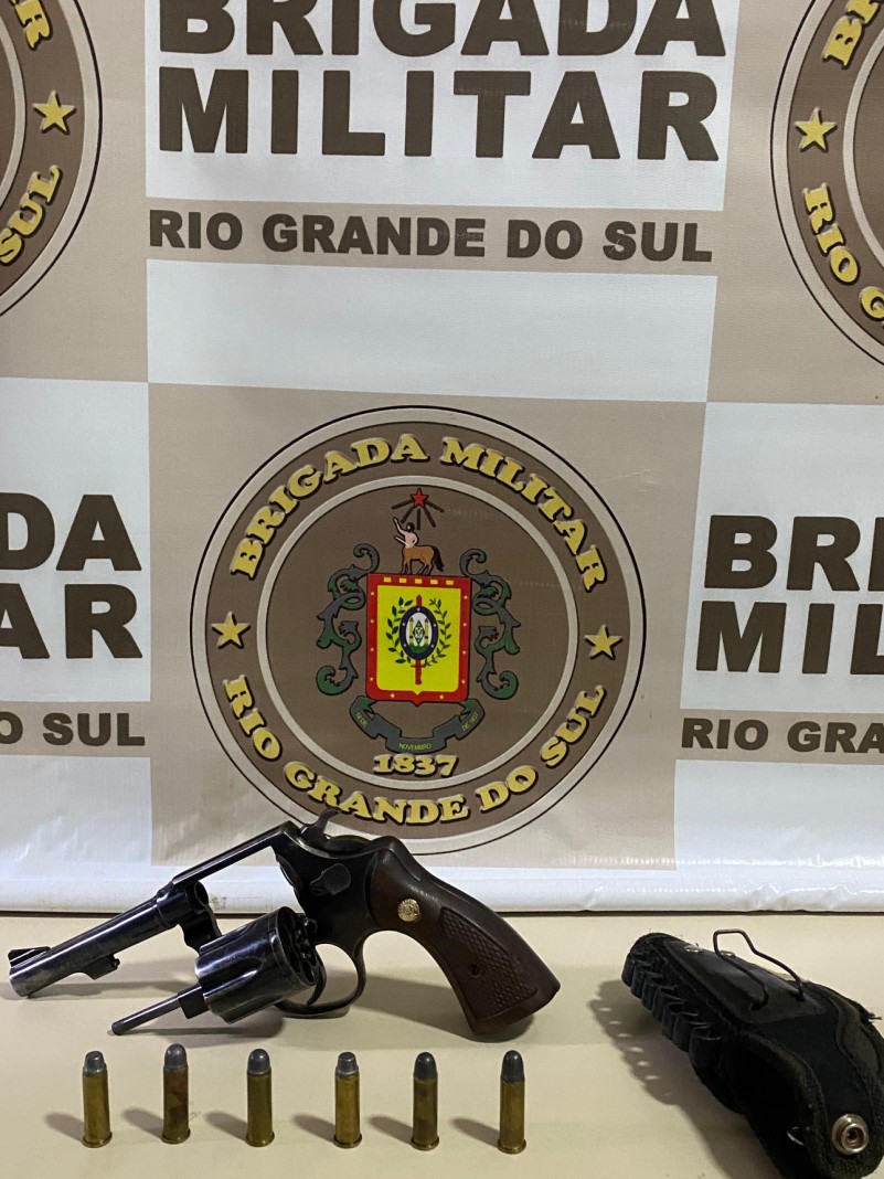 Rev&oacute;lver calibre 38 com seis muni&ccedil;&otilde;es intactas 