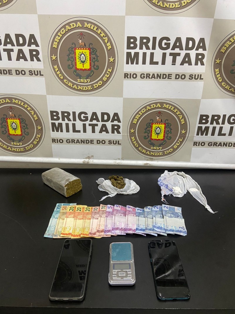 Na foto cont&eacute;m dinheiro, drogas, balan&ccedil;a de precis&atilde;o e telefones celulares