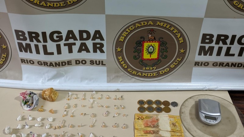 60 pedras de crack, uma pedra grande de crack, 16 por&ccedil;&otilde;es de coca&iacute;na, uma balan&ccedil;a de precis&atilde;o, uma faca e um prato