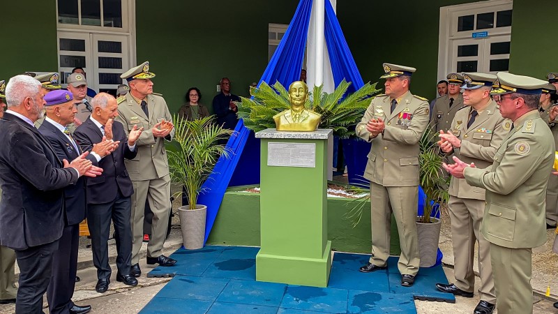 Foto mostra o momento da inauguração do busto do Coronel Mariante