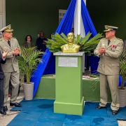 Foto mostra o momento da inauguração do busto do Coronel Mariante