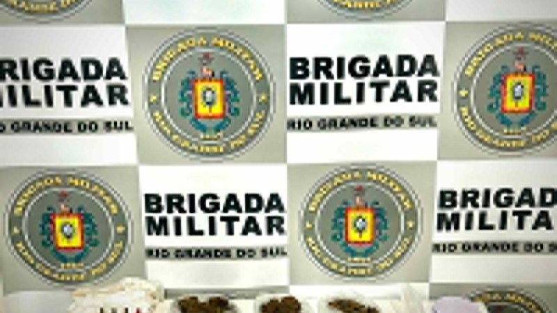 Na foto cont&eacute;m maconha, balan&ccedil;a de precis&atilde;o e dinheiro.