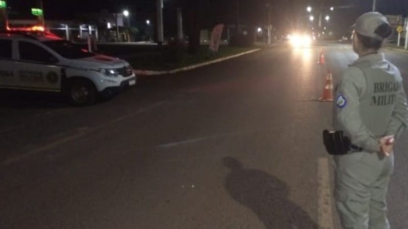 Policial Militar de serviço com viatura