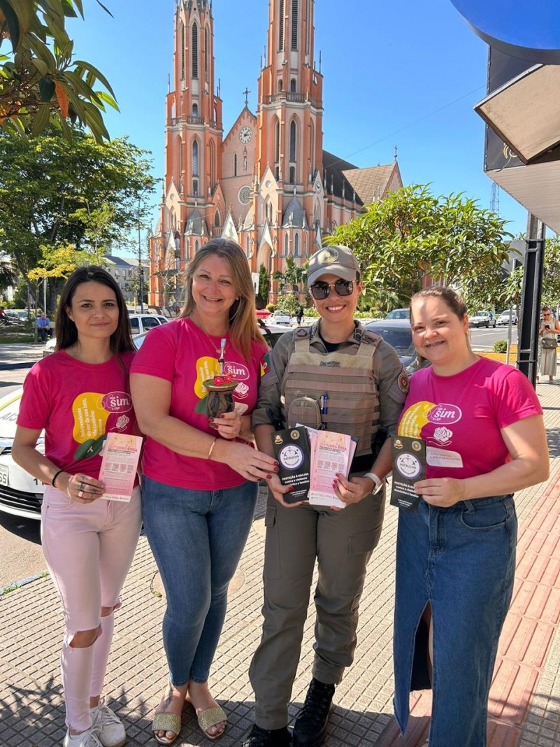 Patrulha Maria da Penha da Brigada Militar de Venâncio Aires participa de entrega de folders no centro da cidade 