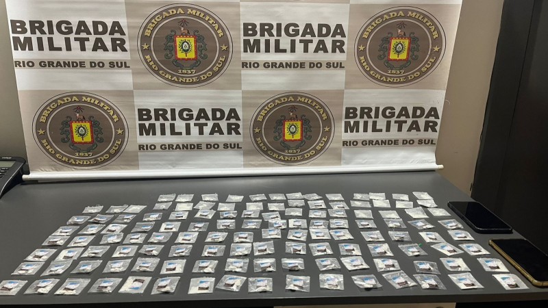Foram apreendidas 125 porções de cocaína