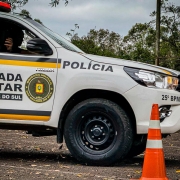 policiais dirigindo a vtr em manobra