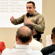 comandante falando com representantes e convidados