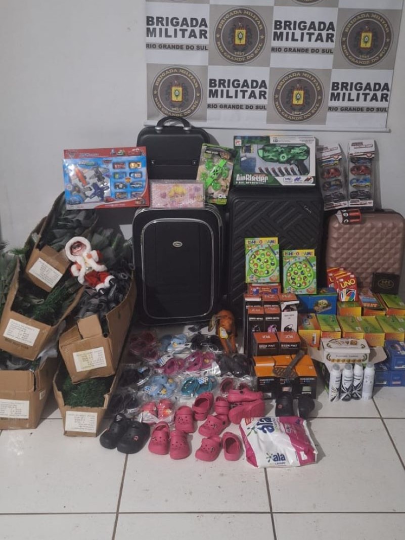 Apreensão de calçados, malas, brinquedos, enfeites de Natal e materiais de higiene