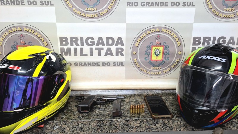 Apreensão de pistola, carregador, munições, telefone celular, capacetes