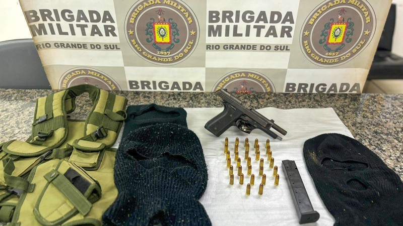 Apreensão de pistola, carregador, munições, toucas ninja e capa de colete balístico