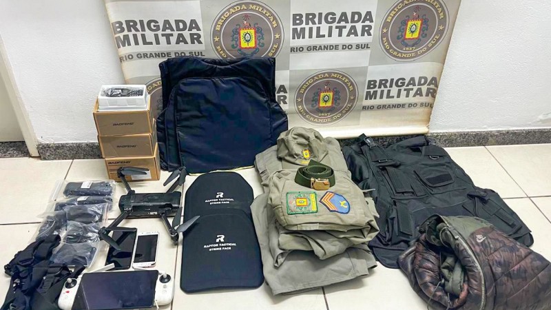 Apreensão de rádios, fardas da BM, placas e capas de colete balistico, telefones celulares, drone e jaqueta